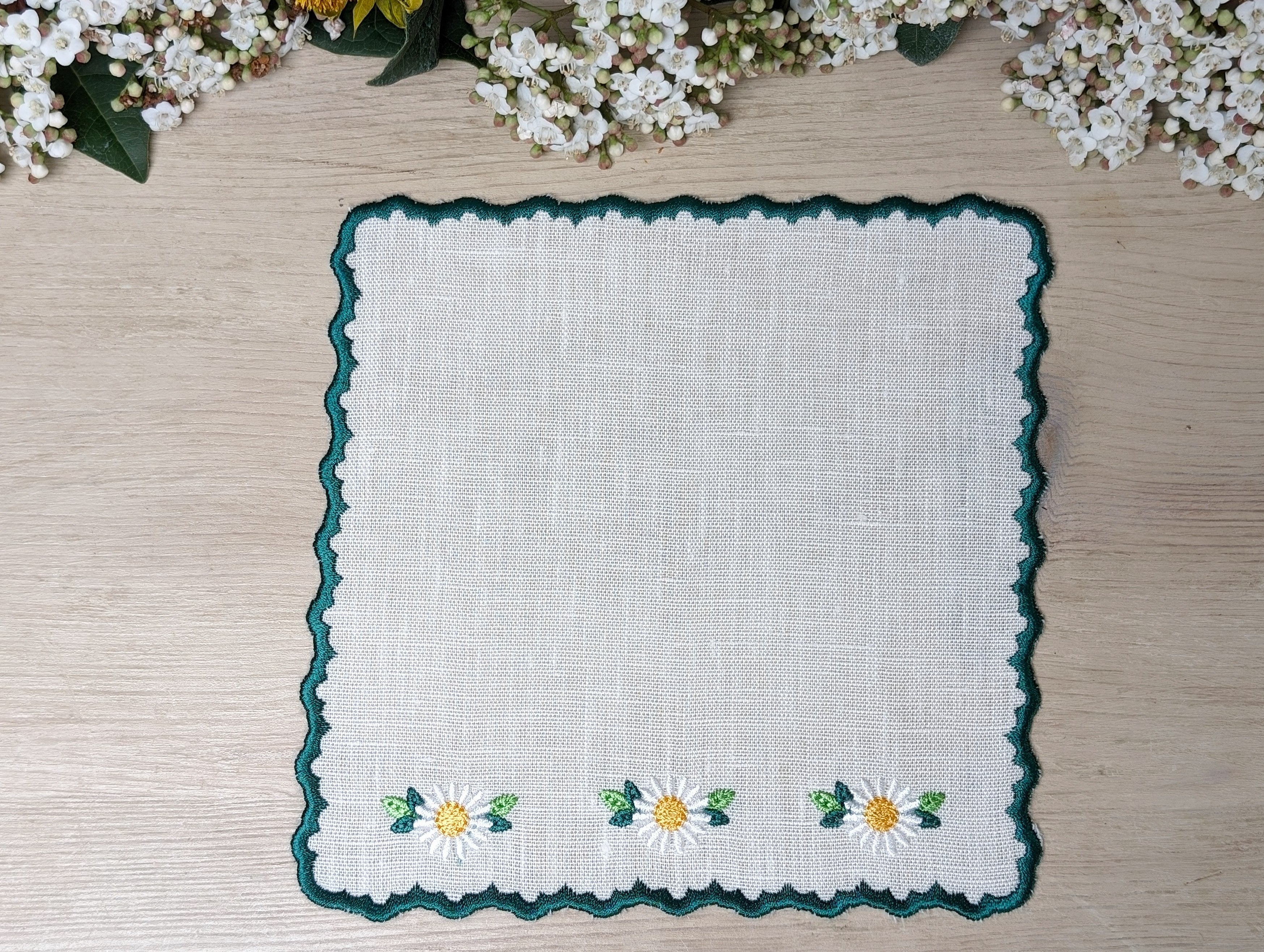CAMOMILLE: Daisy embroidered cocktail napkin set