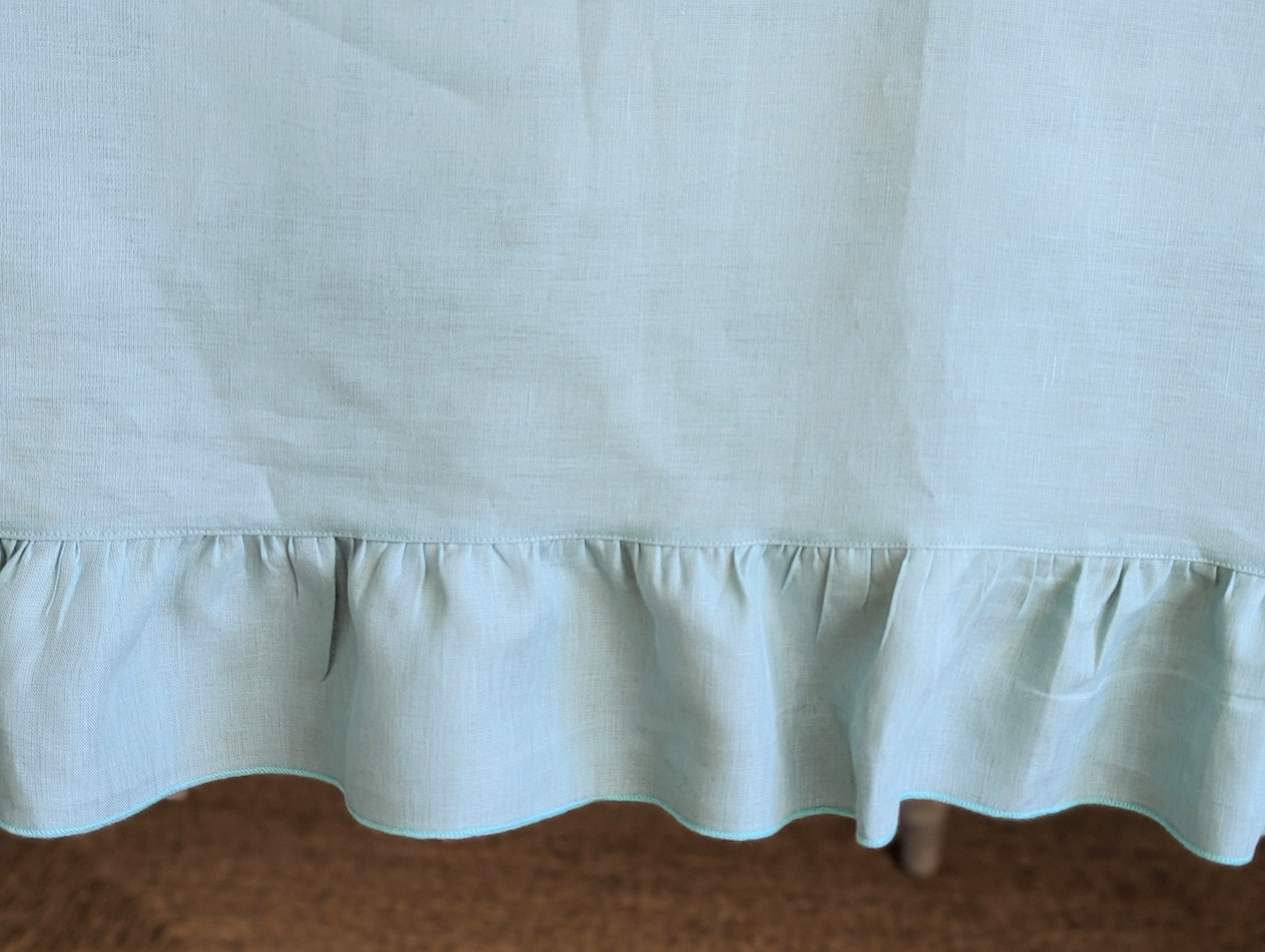 ST. MORITZ aqua green: Ruffled linen tablecloth 