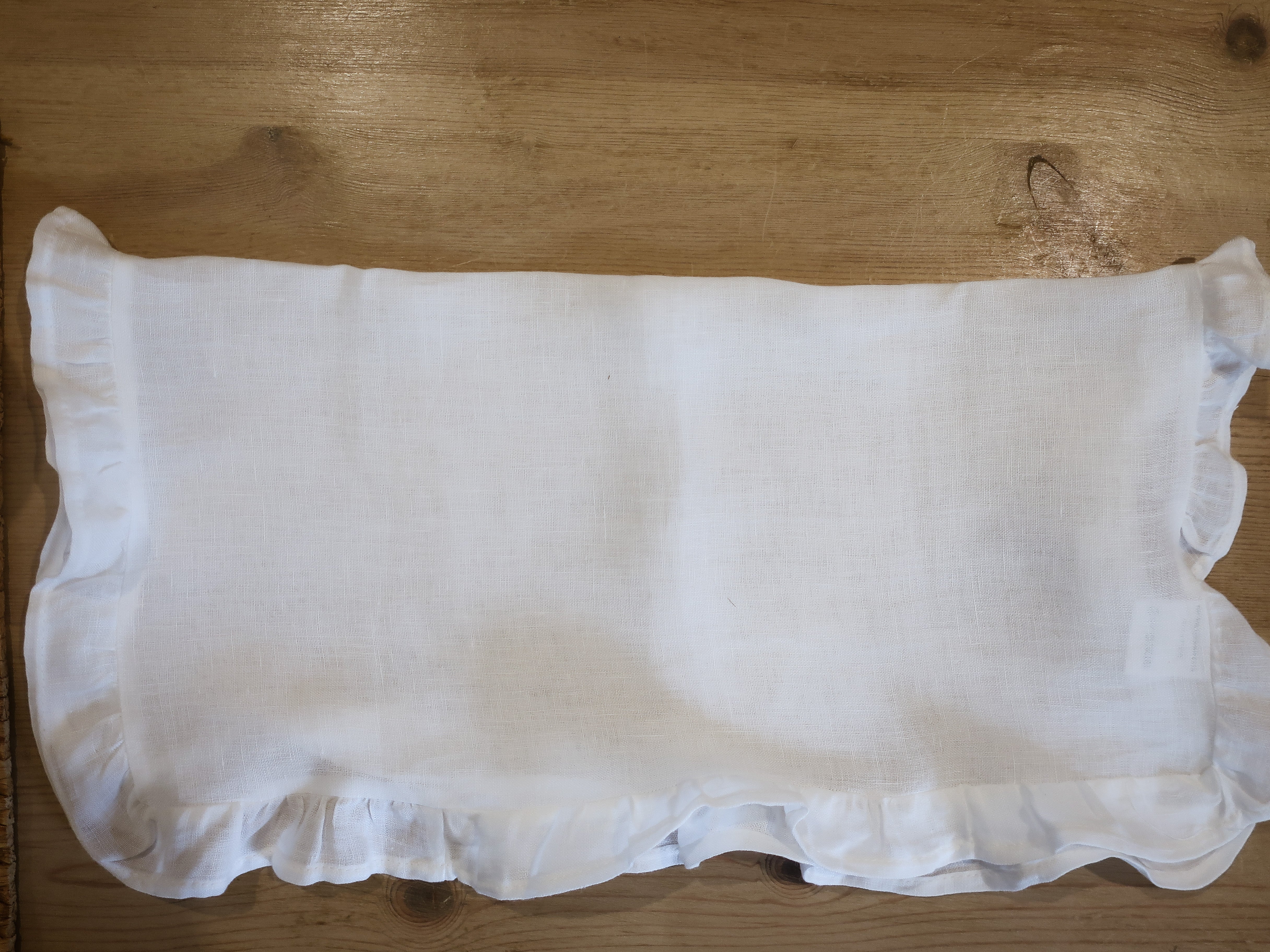 AVORIAZ: Ruffled White Linen Napkin