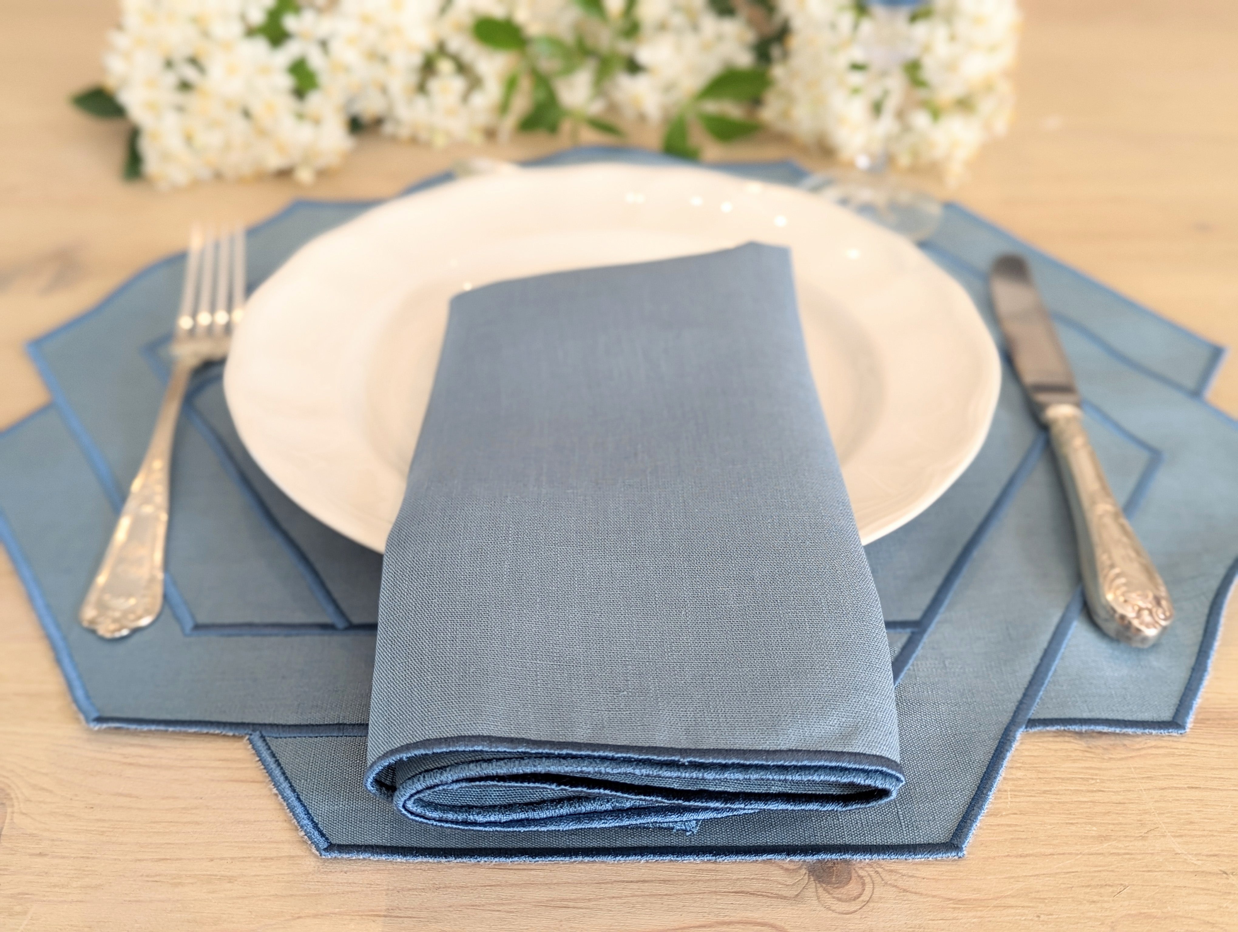 AVEYRON: Linen napkin with blue trim
