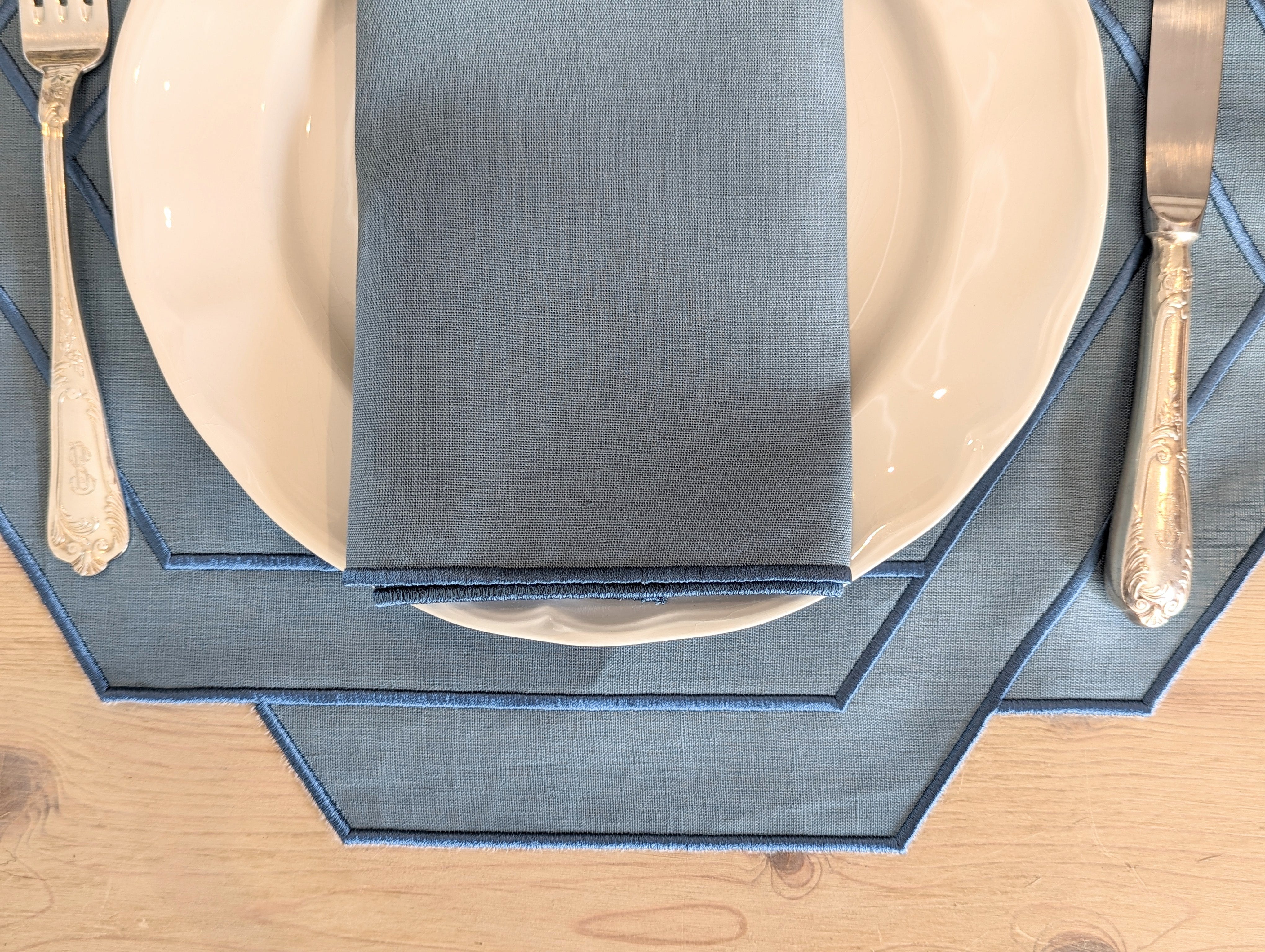 AVEYRON: Linen napkin with blue trim