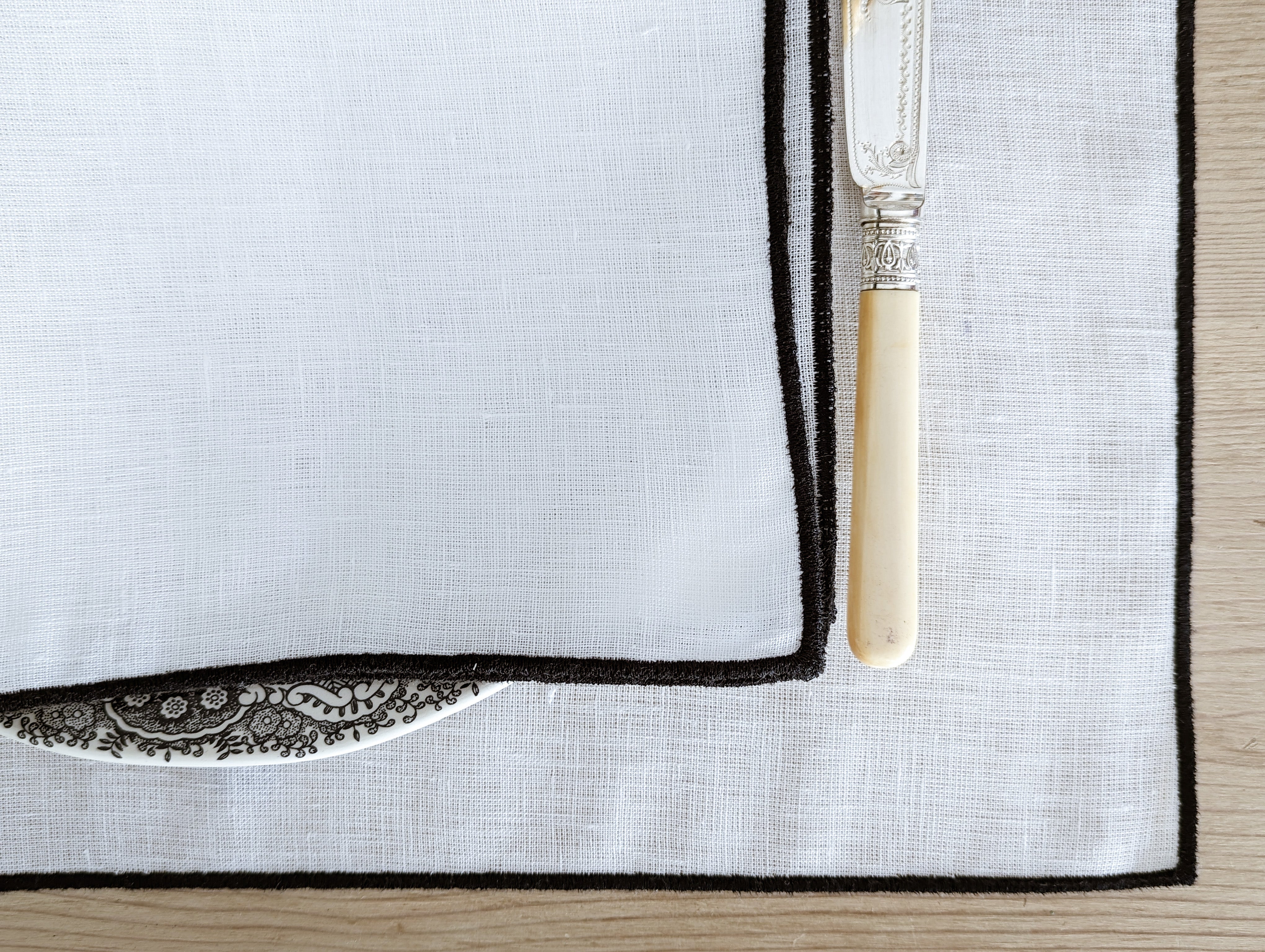 UMBRÍA: Mantel individual lino remate negro