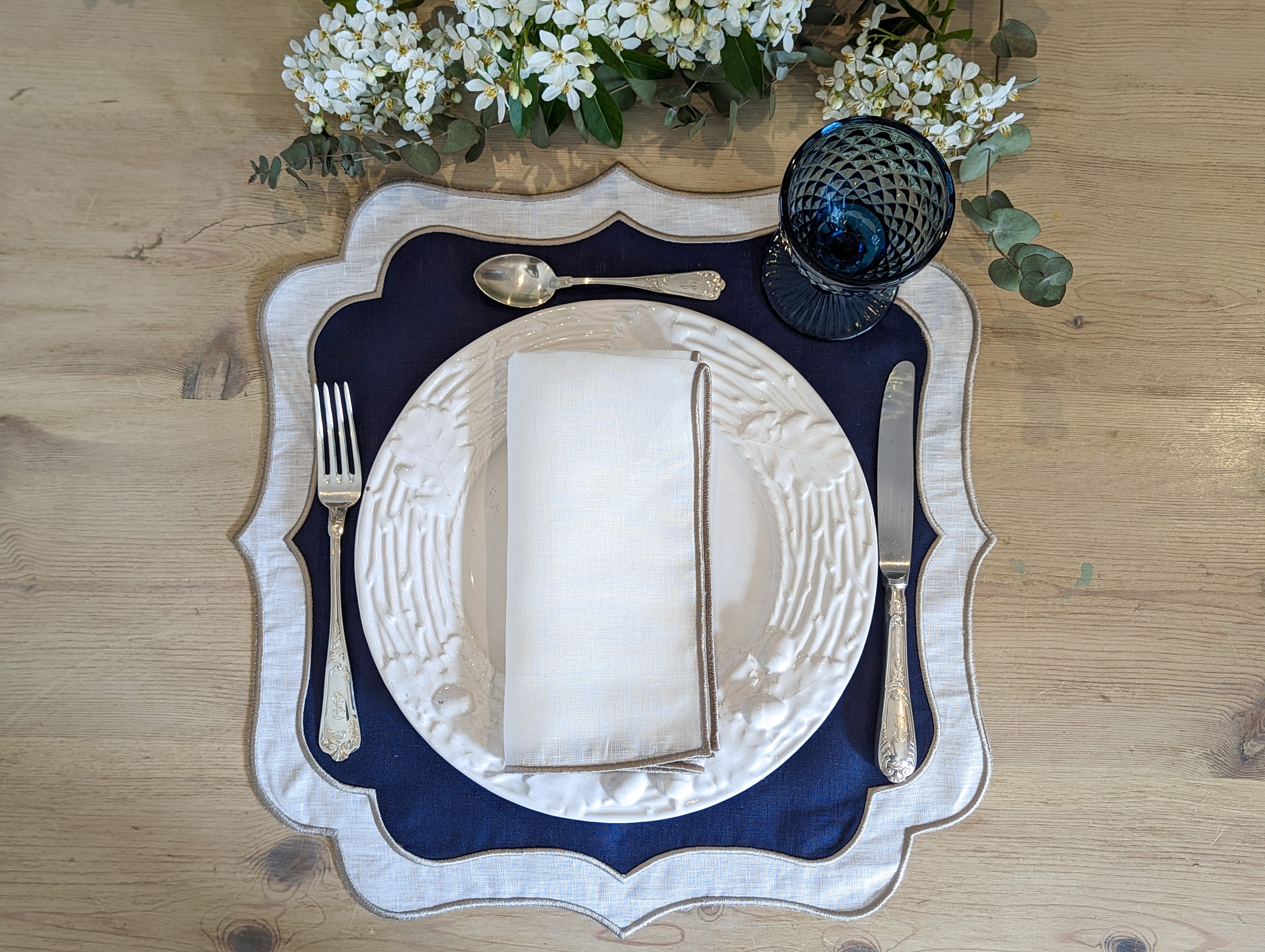 LISSE: Navy blue linen placemat with white outline