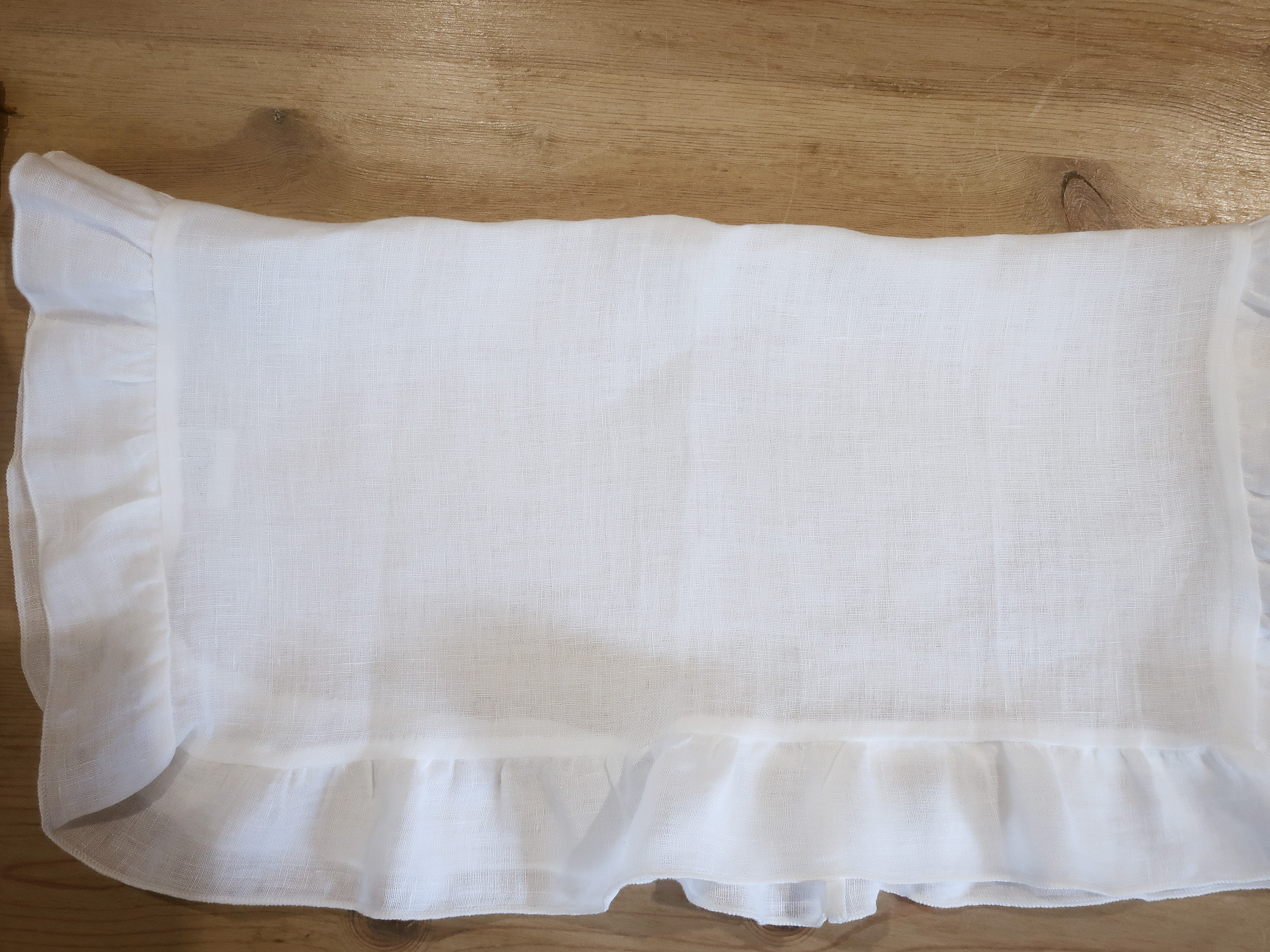 AVORIAZ: Ruffled White Linen Napkin